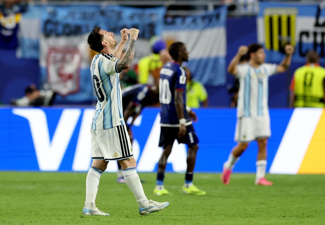 Lionel Messi comemorando gol pela Argentina