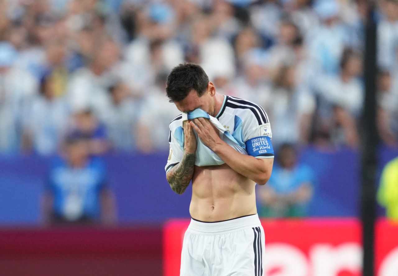 Messi comemorando gol contra a Argélia