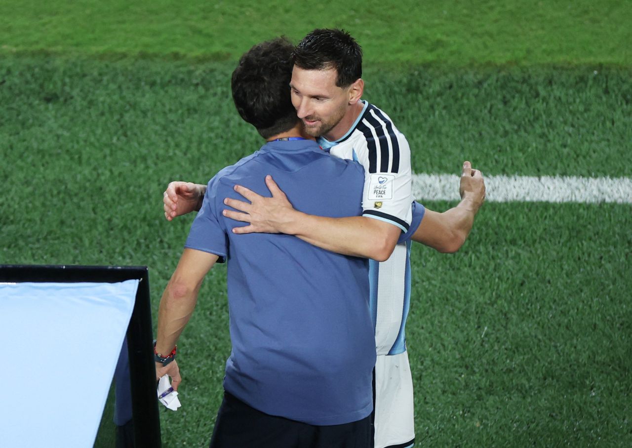 Messi comemora com treinador após marcar contra a Argélia