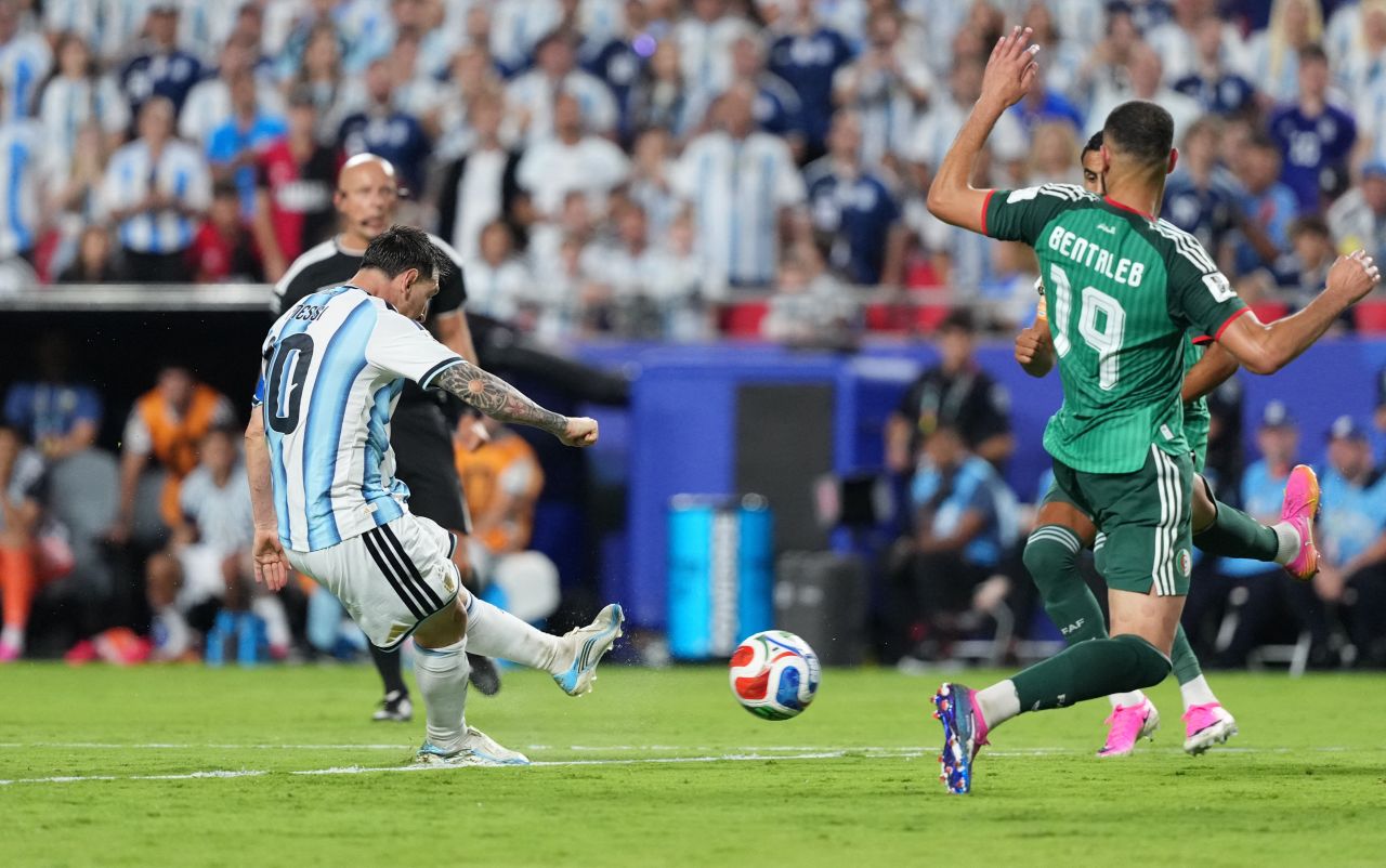 Messi comemorando gol contra Argélia