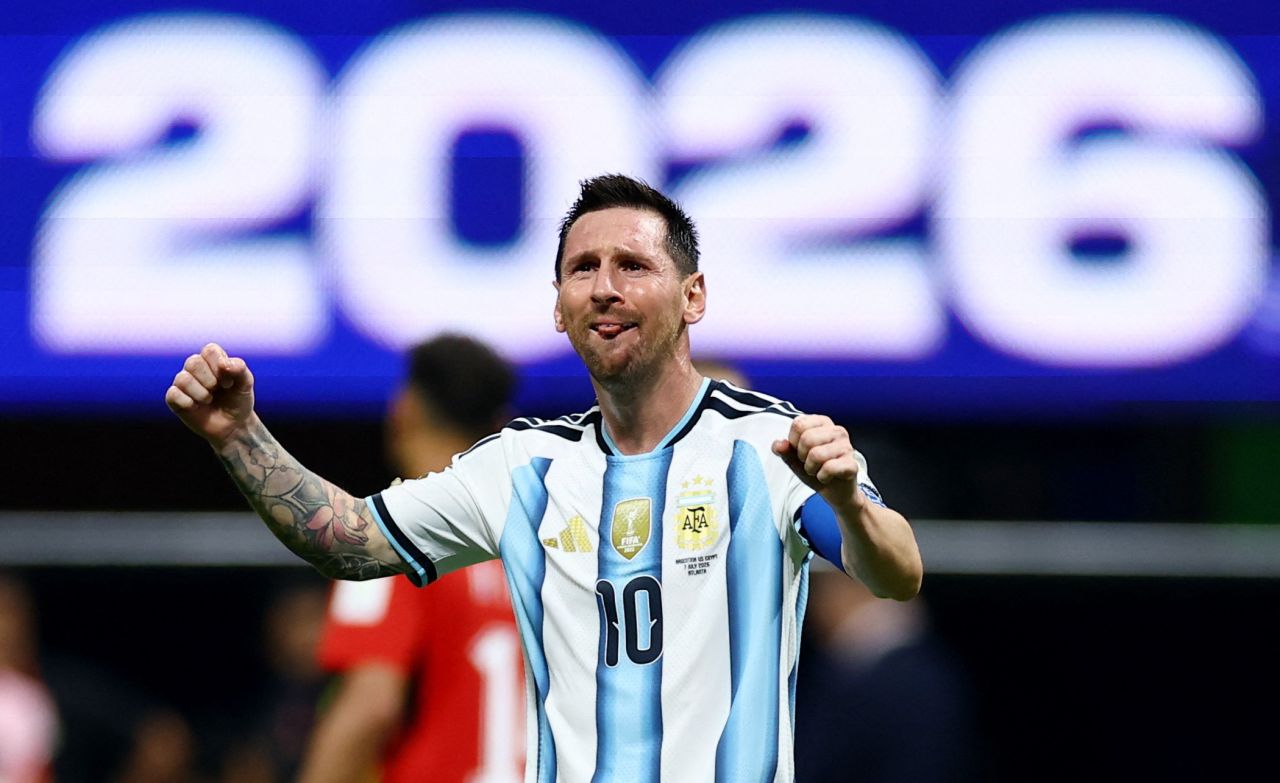 Lionel Messi comemorando gol pela Argentina contra o Egito