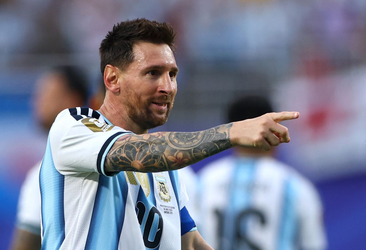 Messi comemora depois de marcar três gols contra a Argélia