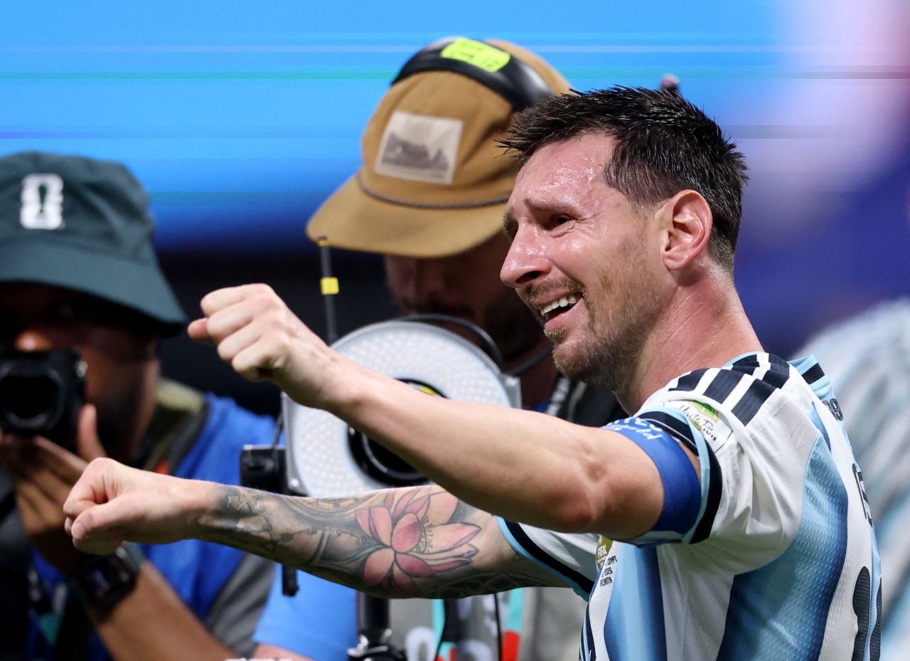 Messi comemorando gol pela Argentina contra o Egito