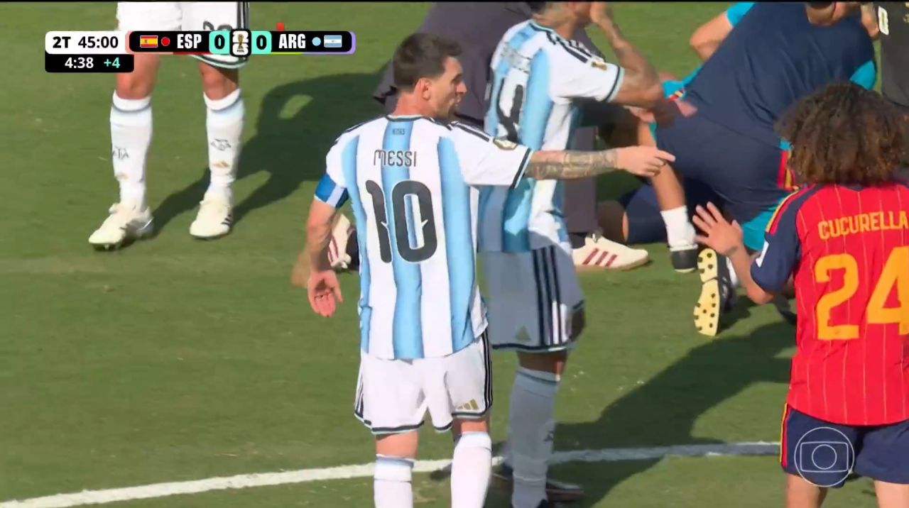 Messi discute com Cucurella na final