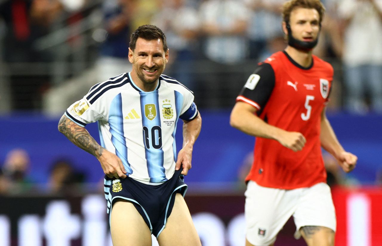 Messi cobrando penalti contra a Austria