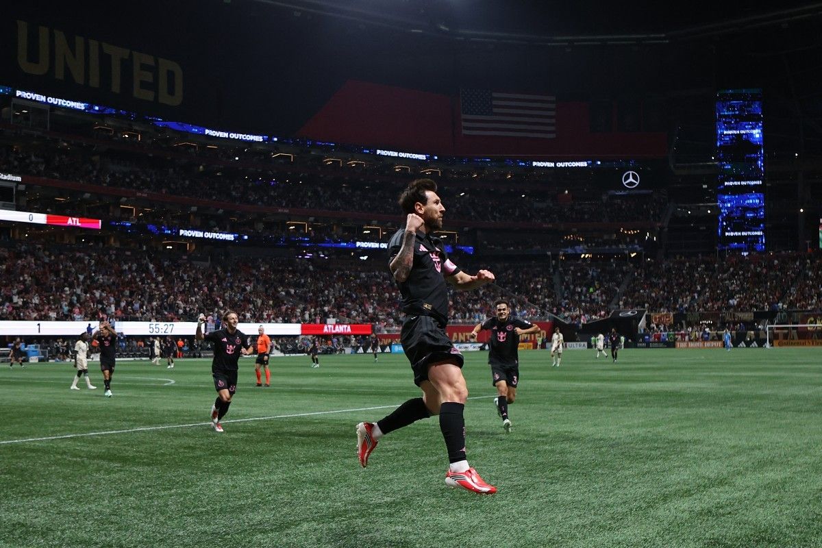 Messi dribla Júnior Alonso durante Inter Miami x Atlanta United