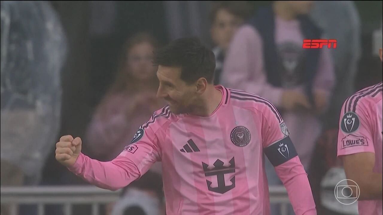 Messi gesticula para a torcida durante jogo no Miami Freedom Park