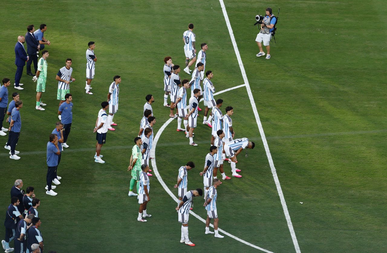 Messi na arquibancada acompanhando partida do Leones FC em Rosario