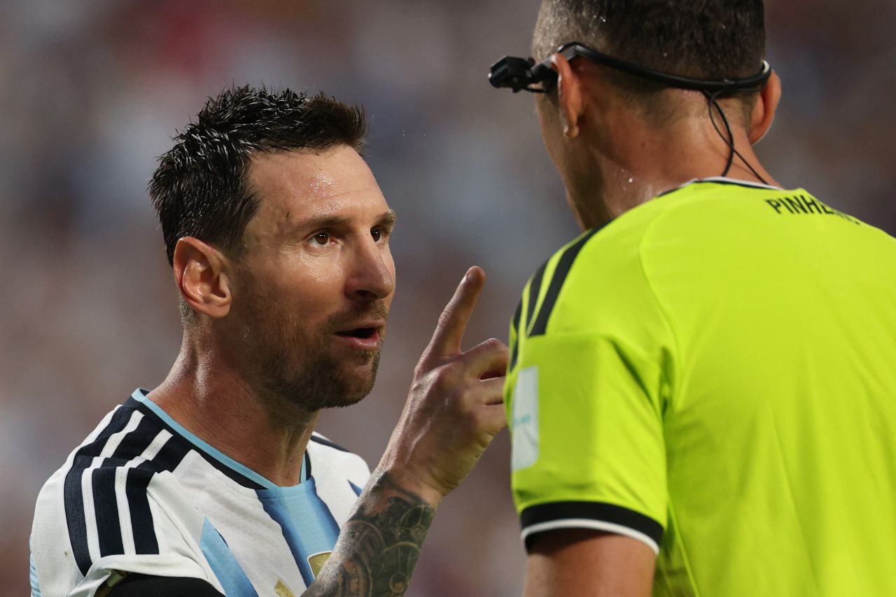 Messi apontando o dedo para árbitro João Pinheiro