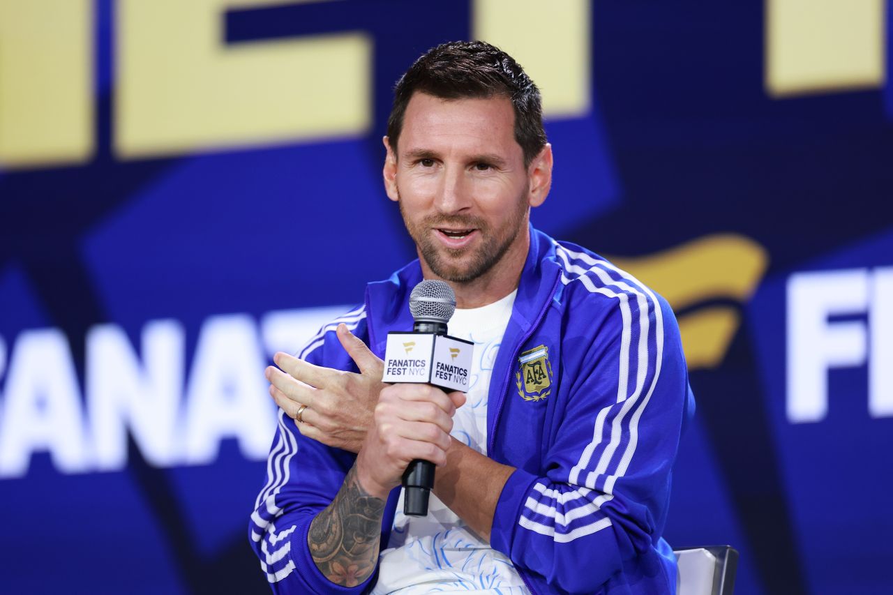 Messi e Rodri no palco ao lado do troféu da Copa do Mundo
