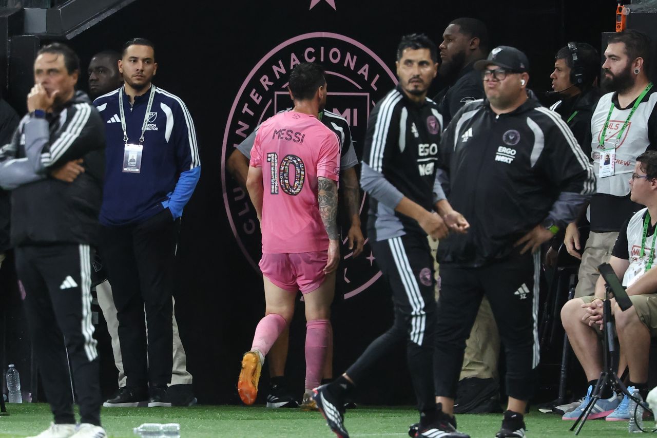Messi segurando a coxa esquerda durante partida pelo Inter Miami
