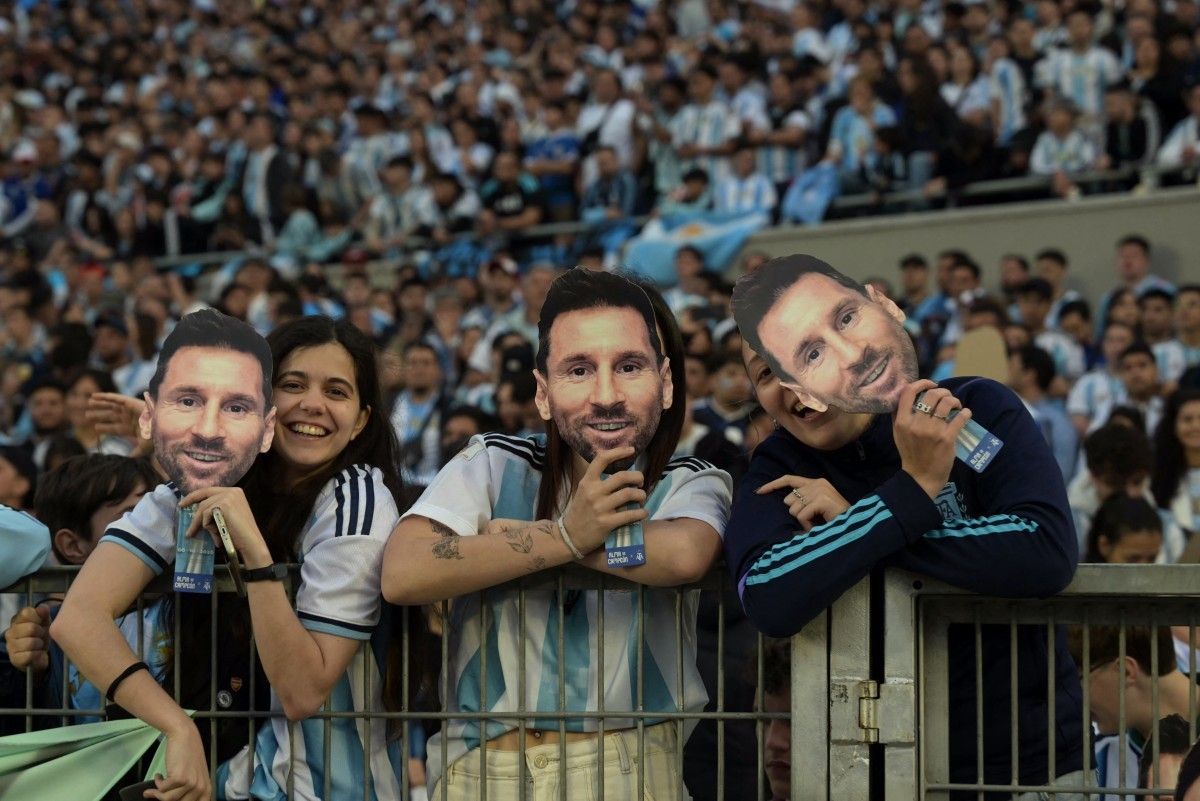 Messi emocionado durante execução do hino no Monumental