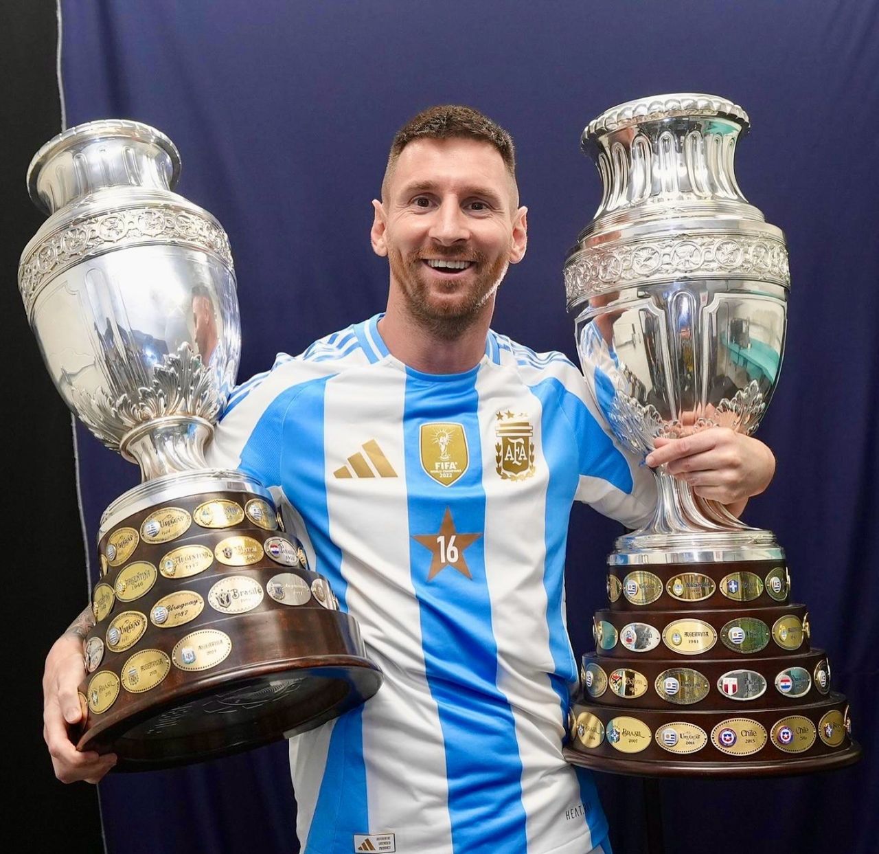 Messi com taças da seleção argentina