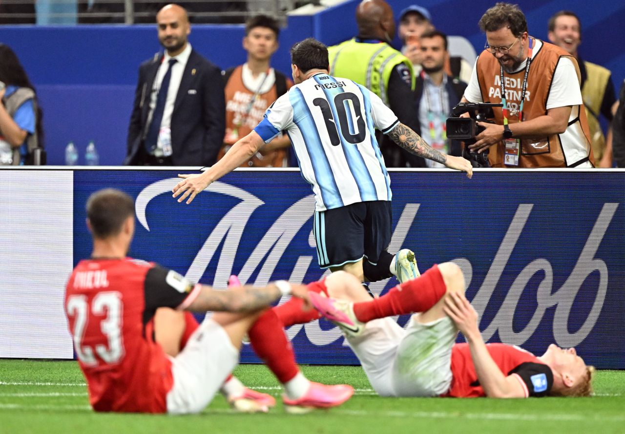 Messi comemorando gol pela Argentina