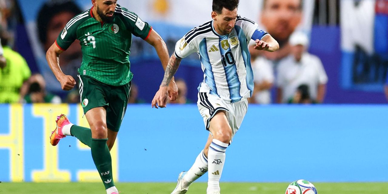 Messi comemora gol contra a Argelia