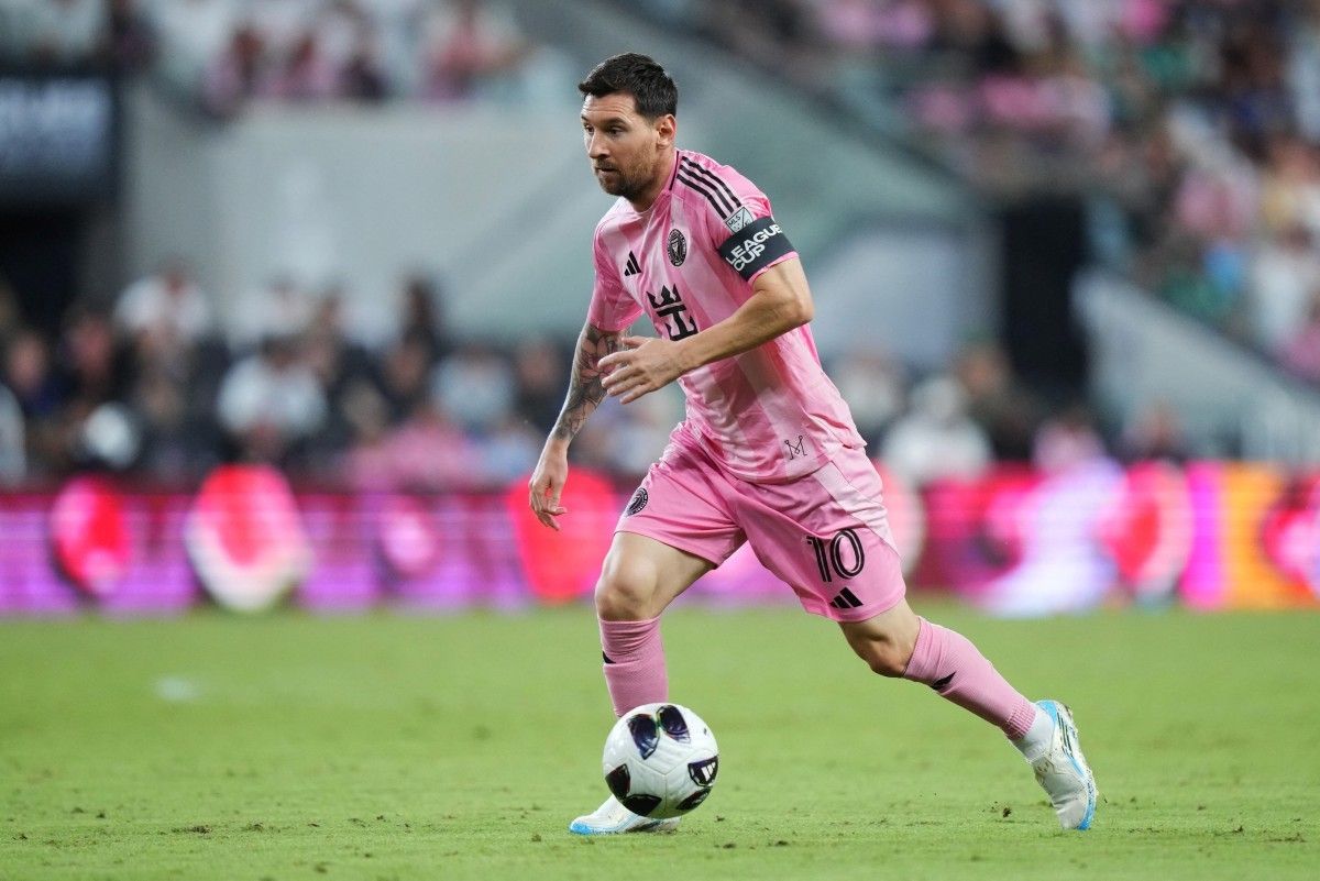 Messi em campo pelo Inter Miami sendo consolado por jogador adversário