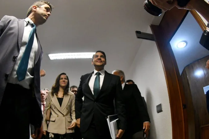 Jorge Messias durante sabatina na Comissão de Constituição e Justiça