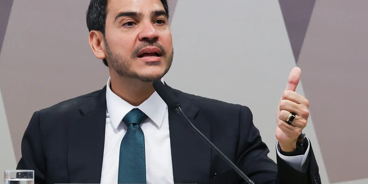 Jorge Messias durante sabatina no Senado
