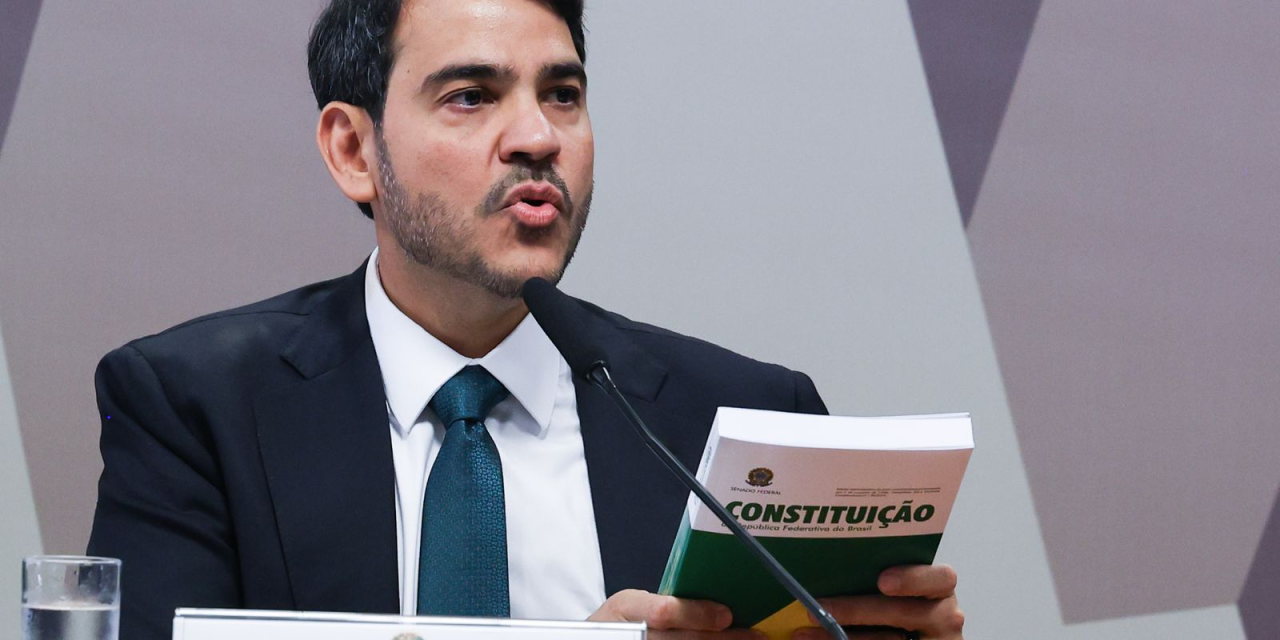 Jorge Messias durante sabatina na CCJ