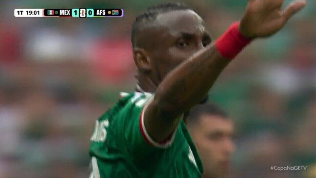 Bola atingindo segurança durante partida de abertura no Estádio Azteca