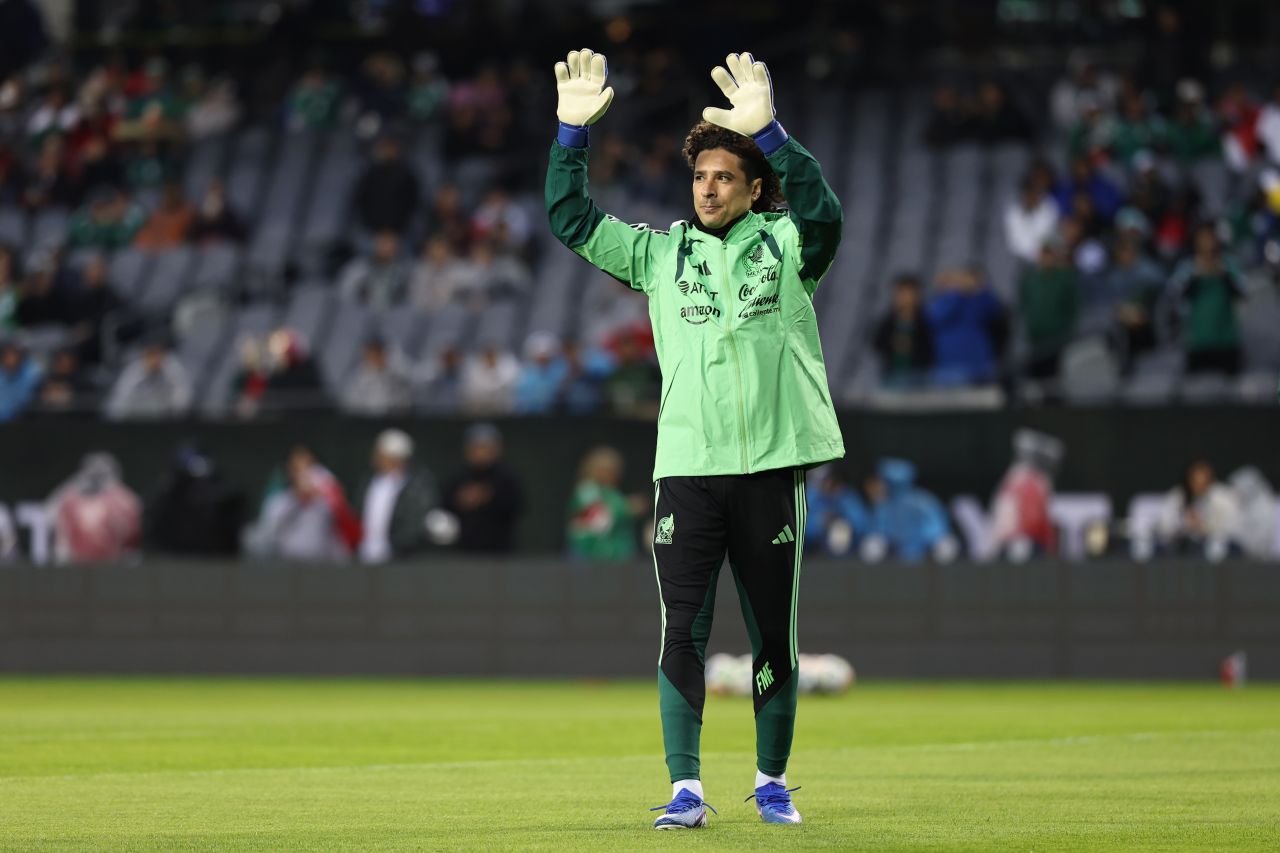 Guillermo Ochoa em ação em amistoso