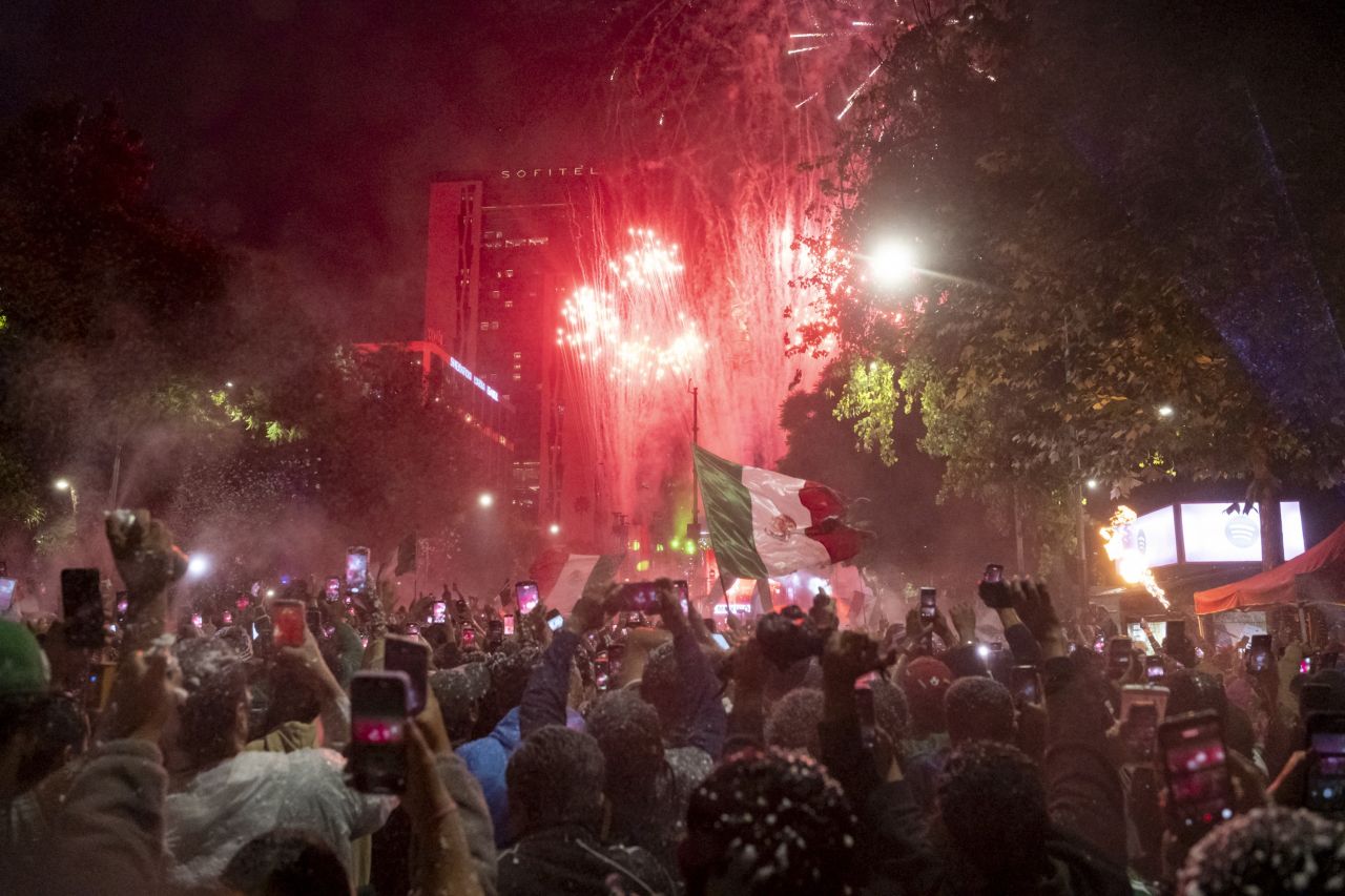 Torcida mexicana celebra na Avenida Paseo de la Reforma