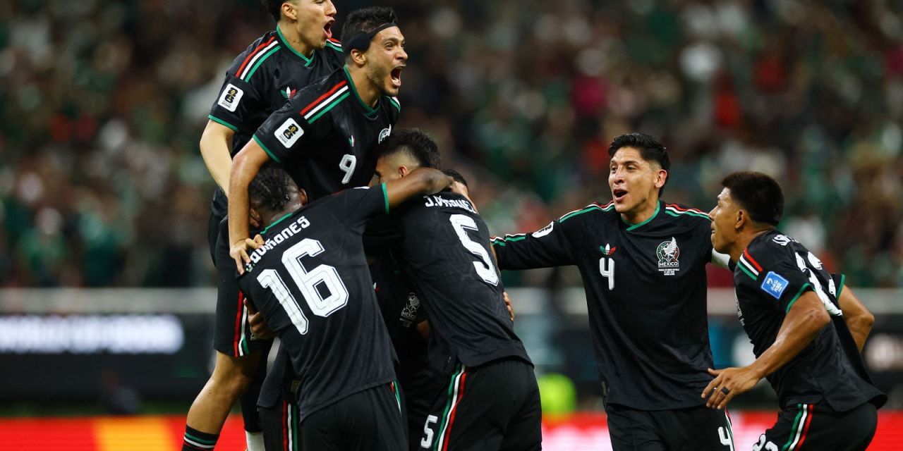 Luis Romo comemora gol após falha do goleiro sul-coreano