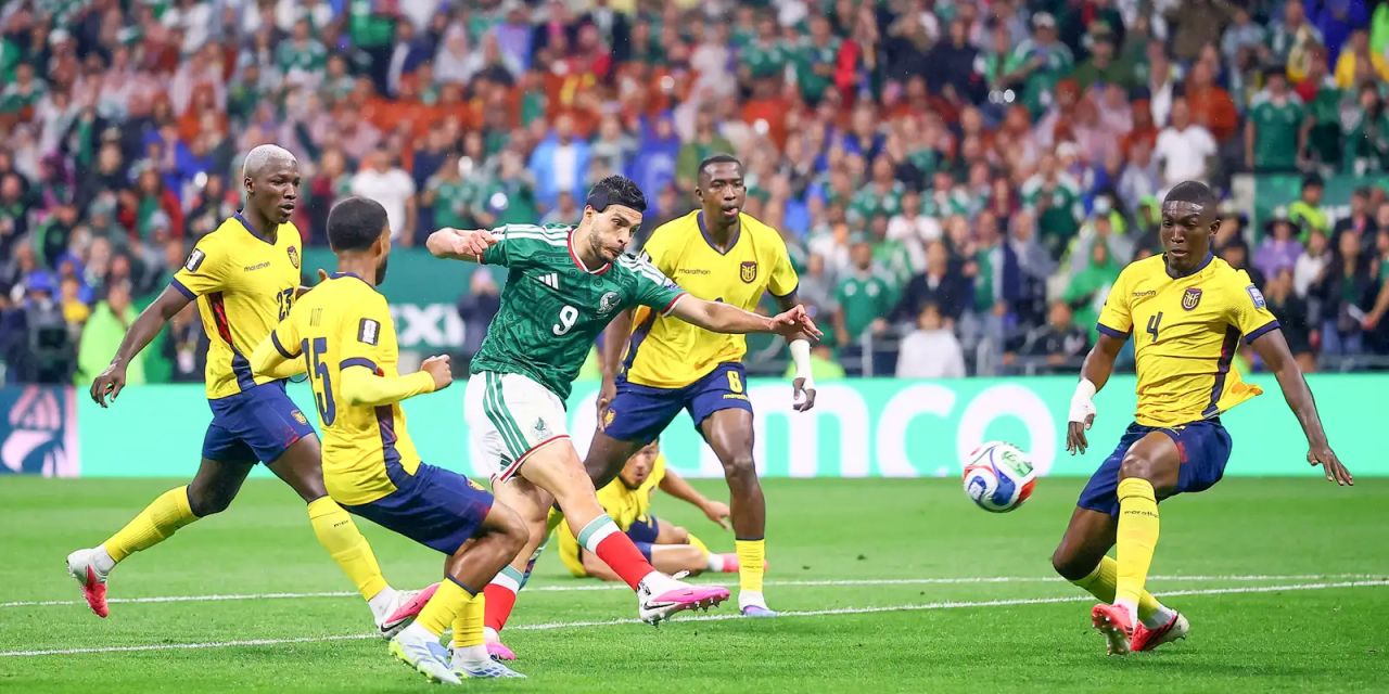 Jogadores do México comemorando gol no Estádio Azteca