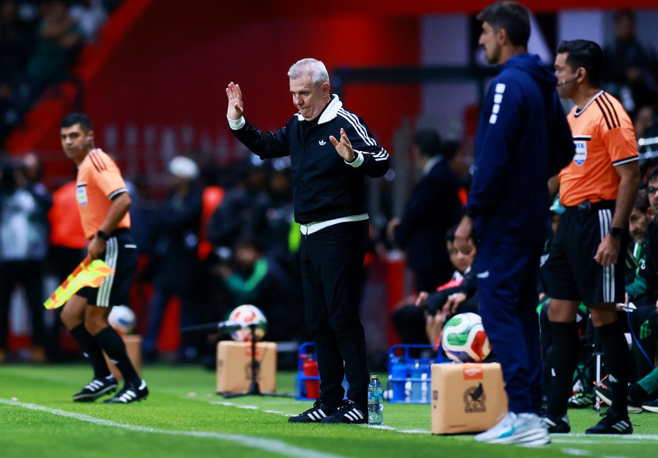 Javier Aguirre em banco técnico durante amistoso