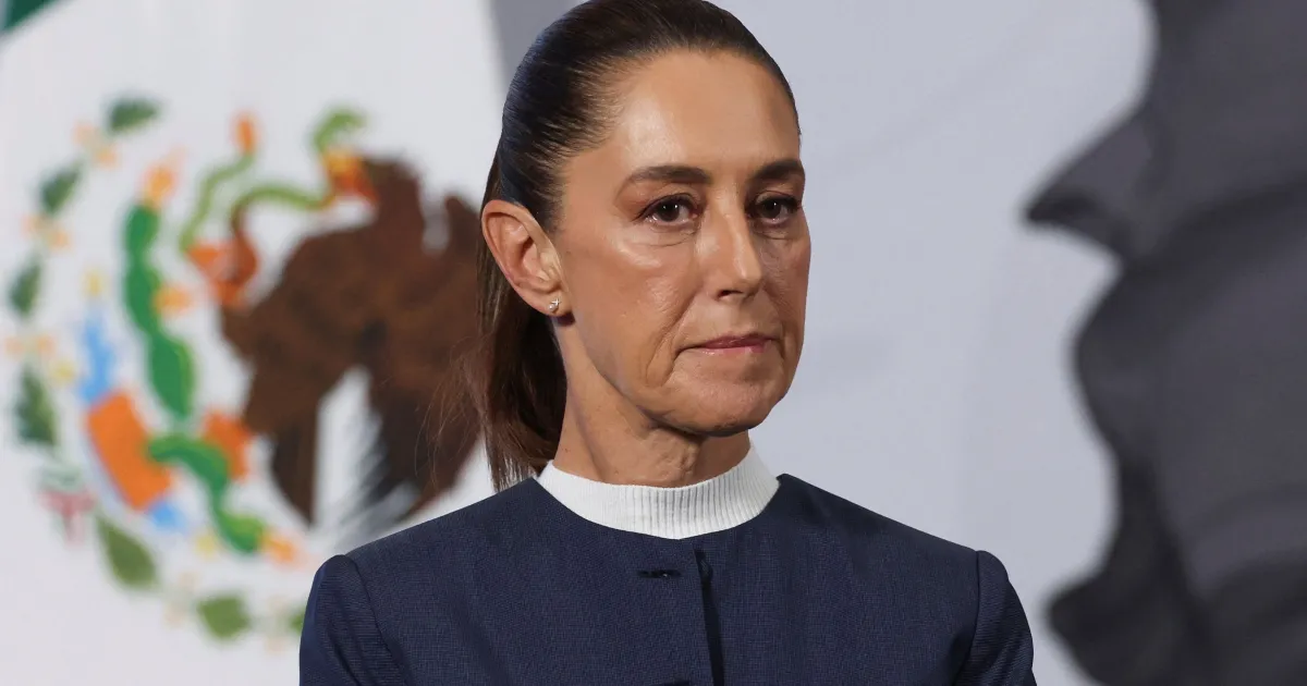 Tanques de petróleo com bandeiras do México e do Japão