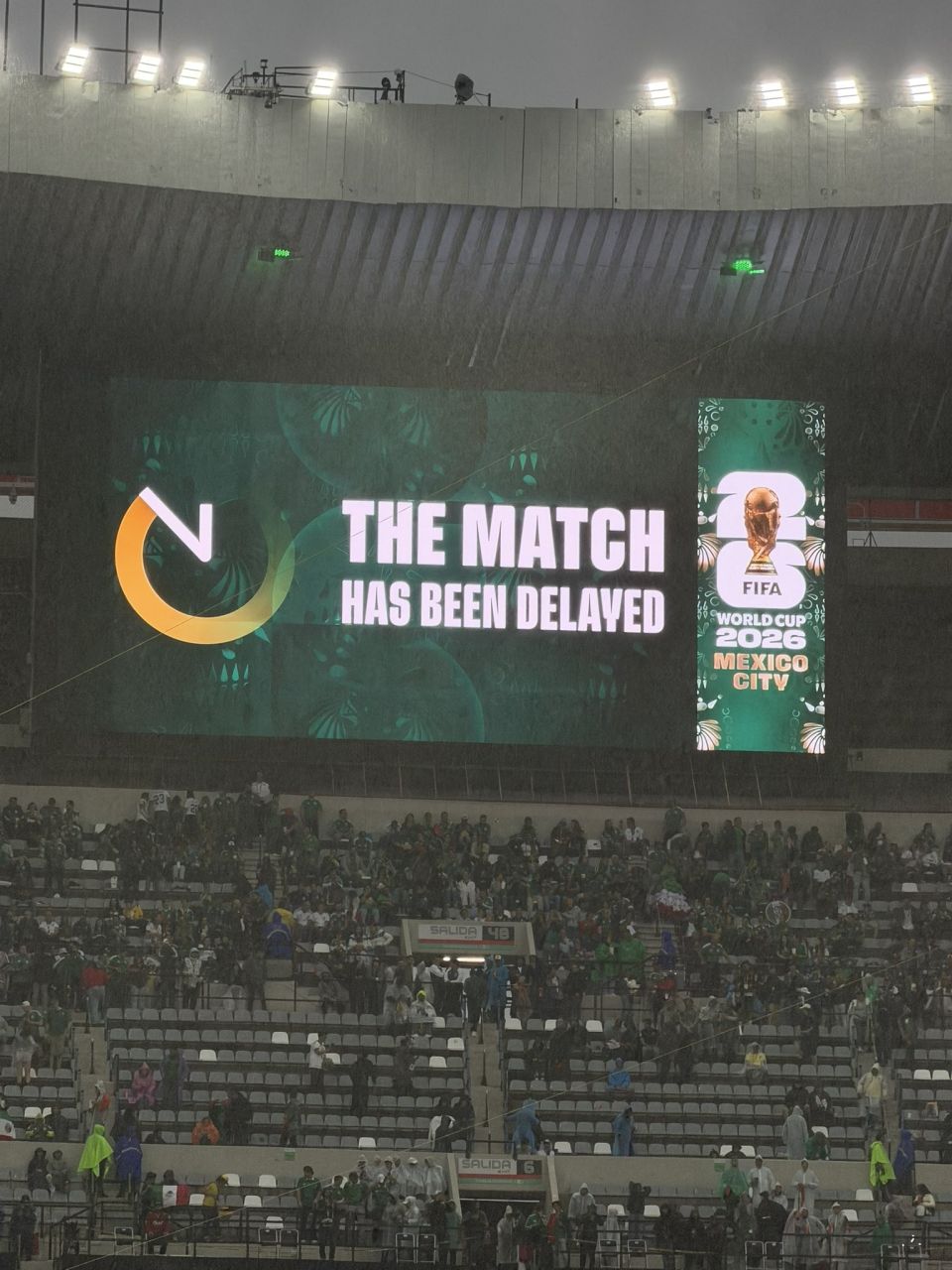 Chuva no Estádio Azteca antes de México x Equador