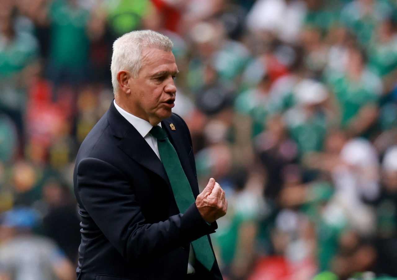 Javier Aguirre no estádio Azteca após vitória do México