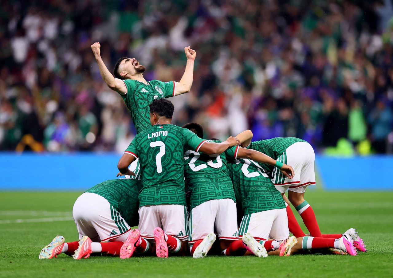 Jogadores do México comemoram gol contra o Equador no Estádio Azteca