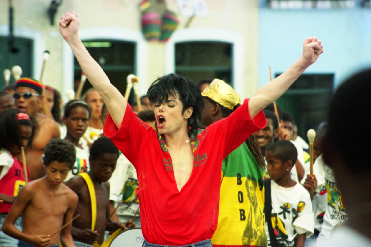 Michael Jackson com integrantes do Olodum no Pelourinho durante filmagem em 1996