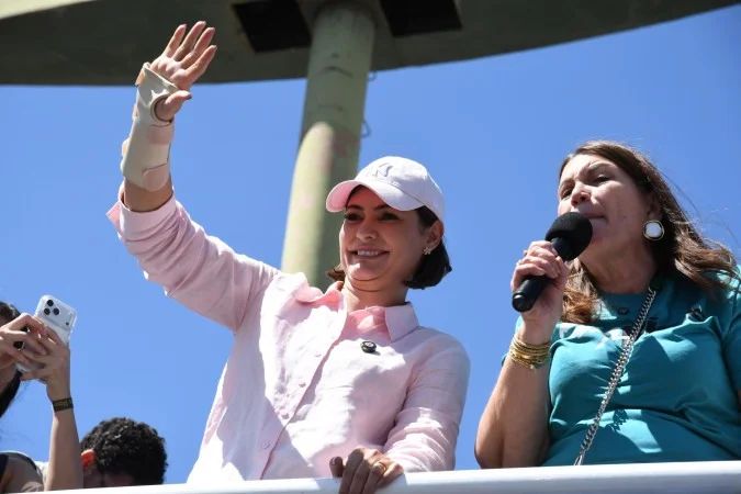 Michelle Bolsonaro e Bia Kicis em evento de campanha
