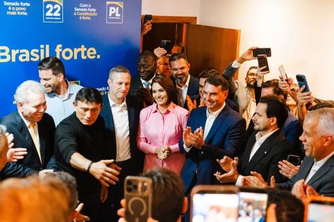 Michelle e Flávio Bolsonaro gravando material de campanha em Brasília
