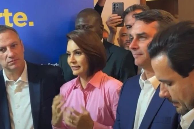 Michelle Bolsonaro e Flávio Bolsonaro durante encontro em Brasília