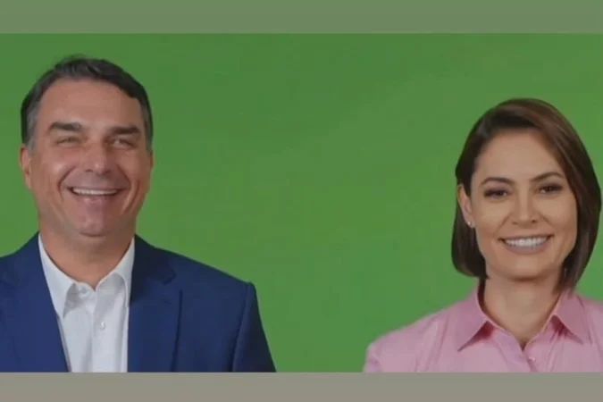 Michelle Bolsonaro e Flávio Bolsonaro durante gravação de campanha em estúdio