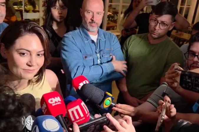 Michelle Bolsonaro deixando confeitaria após reunião no Jardim Botânico