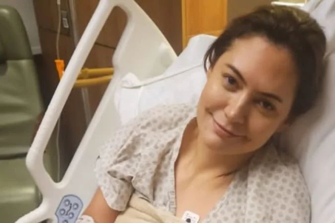 Michelle Bolsonaro em cama de hospital