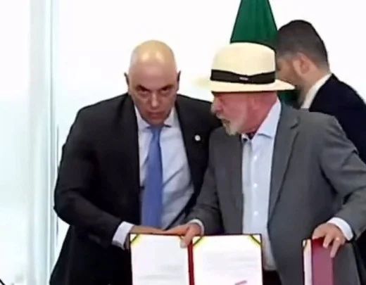 Lula e Alexandre de Moraes durante sanção do Pix Pensão