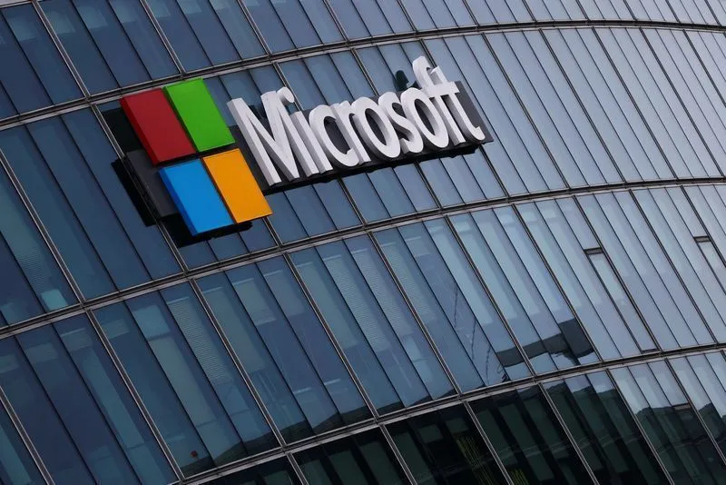 Logotipo da Microsoft em fachada de prédio