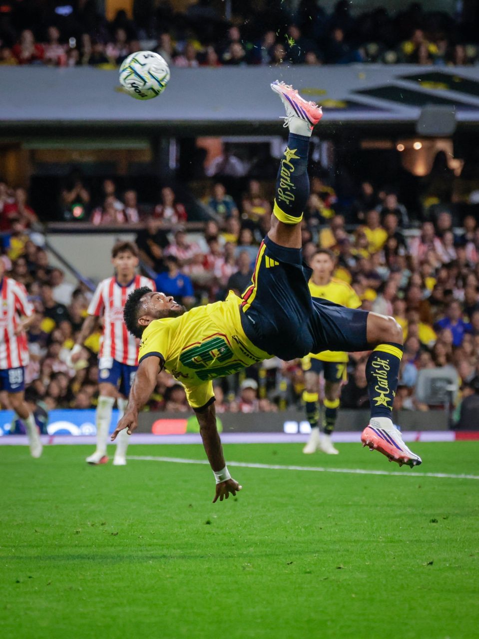 Miguel Borja comemorando gol de bicicleta pelo América