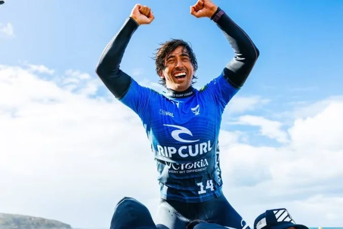 Miguel Pupo celebra título em Bells Beach tocando o sino