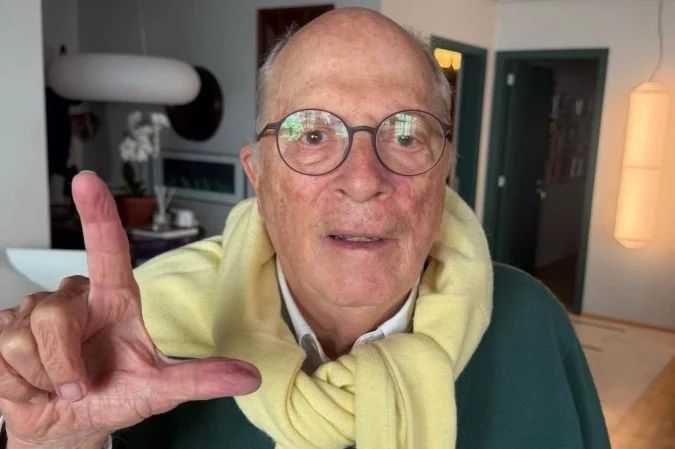 Miguel Reale Júnior fazendo gesto em L