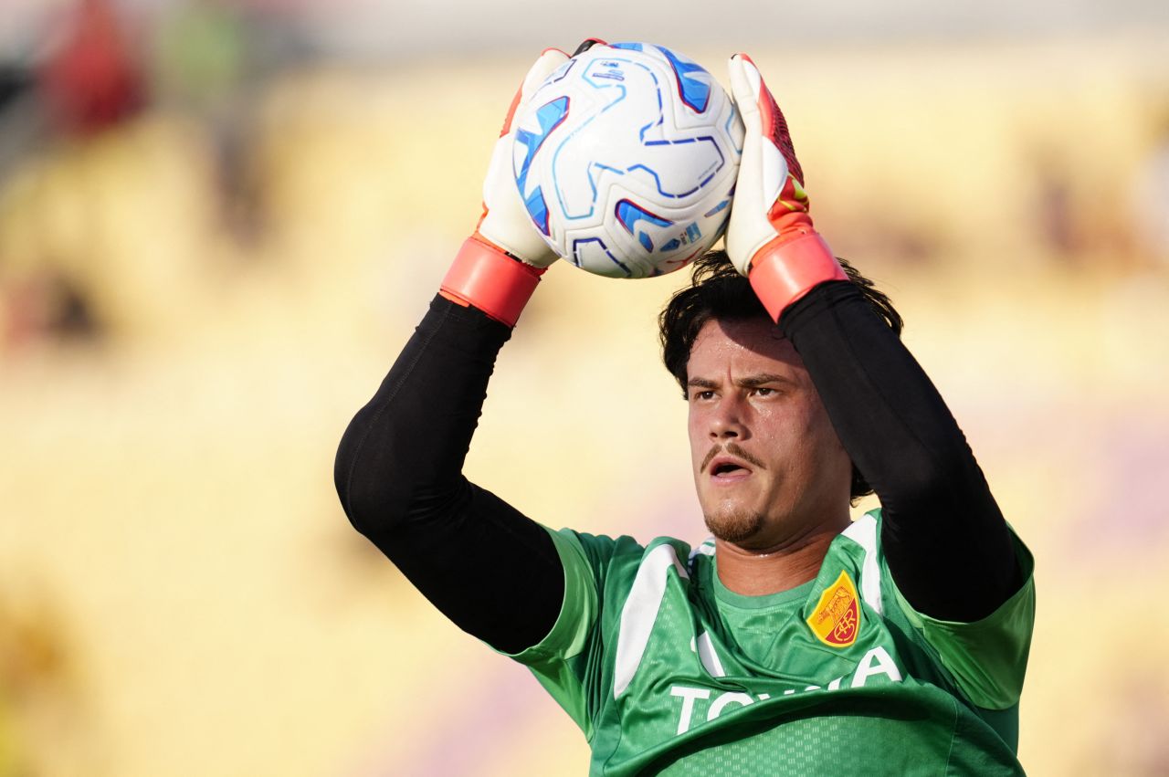Mile Svilar em ação pela Roma