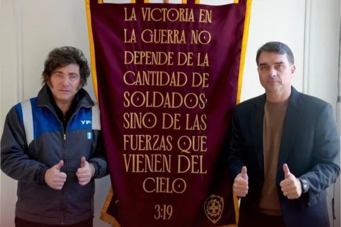 Javier Milei e Flávio Bolsonaro em mensagens nas redes