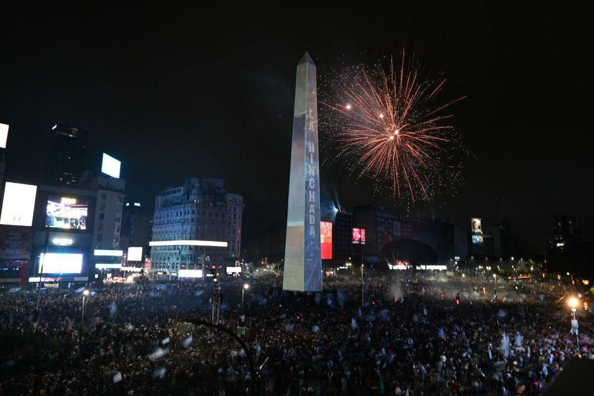 Torcida argentina no Obelisco durante a final