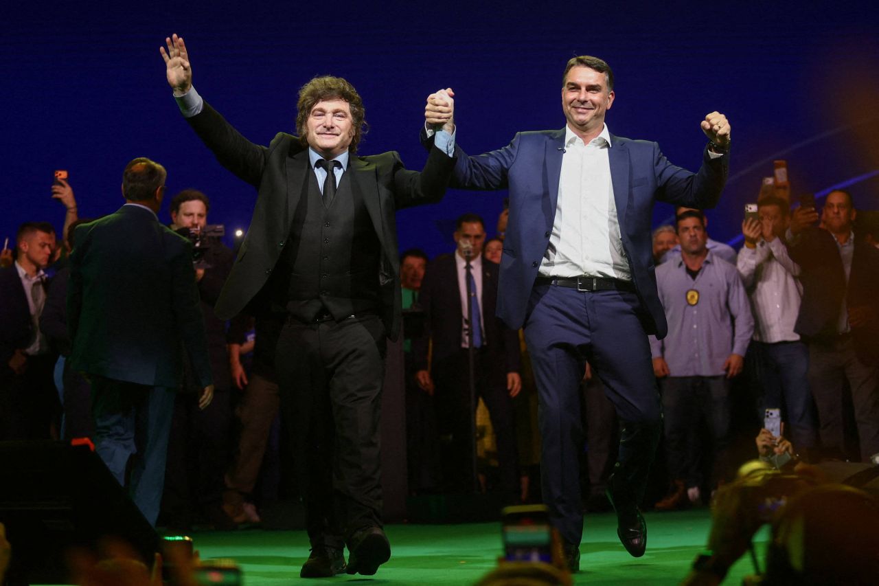 Flávio Bolsonaro em convenção do PL