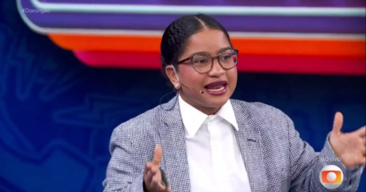 Milena no palco do Domingão ao lado de Ana Paula e Juliano